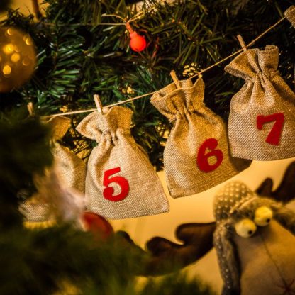 1 st. Adventskalender jute zakjes 11 x 14 cm - naturel + rode cijfers - Afbeelding 2