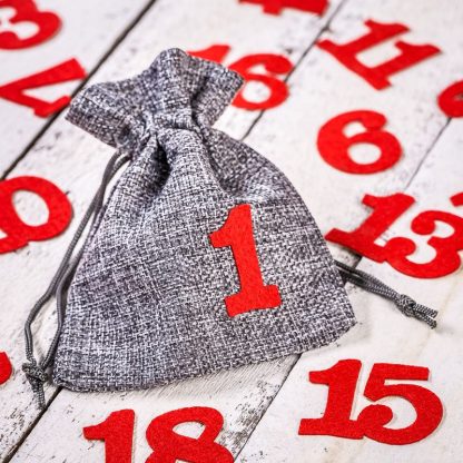 1 st. Adventskalender jute zakjes 12 x 15 cm - grijs + rode cijfers - Afbeelding 2