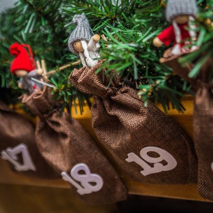 1 st. Adventskalender jute zakjes 13 x 18 cm - naturel donker + witte cijfers - Afbeelding 2