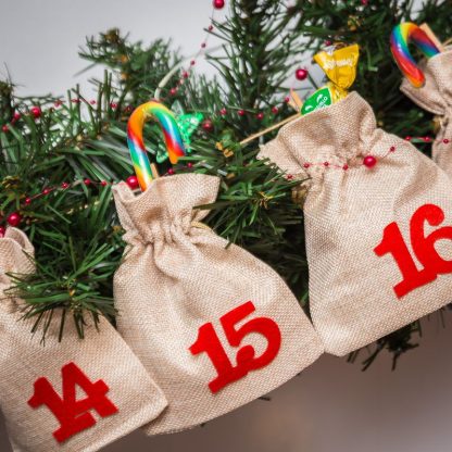 1 st. Adventskalender jute zakjes 12 x 15 cm - helder naturel + rode cijfers - Afbeelding 2
