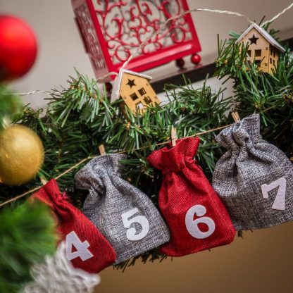 1 st. Adventskalender jute zakjes 12 x 15 cm - zilver en kastanjebruin + witte cijfers - Afbeelding 2