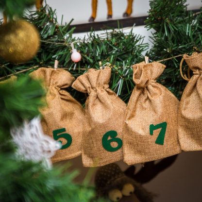1 st. Adventskalender jute zakjes 13 x 18 cm - lichtbruin + groene cijfers - Afbeelding 2