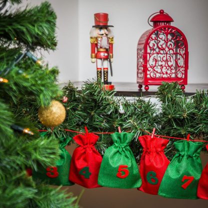 1 st. Adventskalender jute zakjes 12 x 15 cm - groen en rood + rode en groene nummers - Afbeelding 2