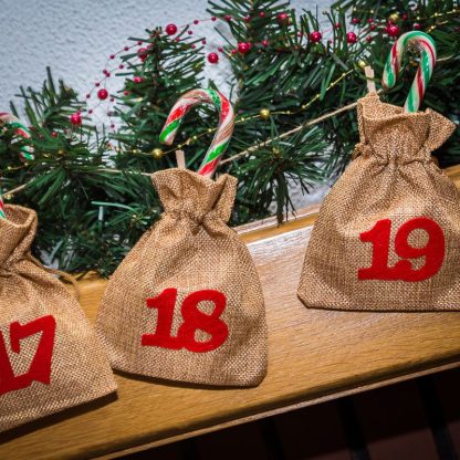 1 st. Adventskalender jute zakjes 12 x 15 cm - bruin licht + rode cijfers - Afbeelding 2