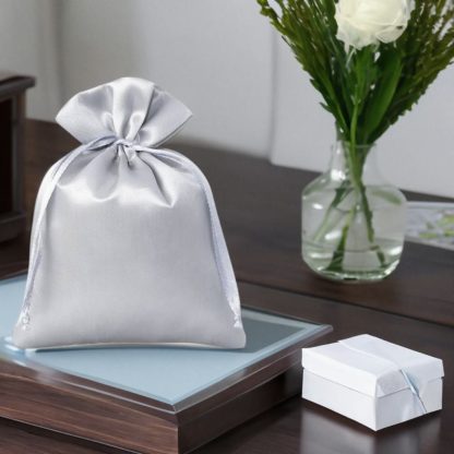 10 stuks Satijnen zakjes 10 x 13 cm - zilver - Afbeelding 2